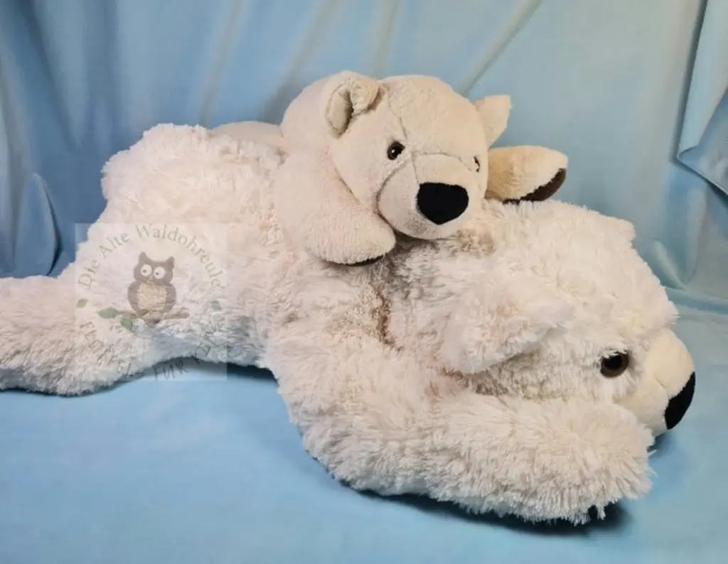 Zwei Eisbär Emils kuscheln zusammen