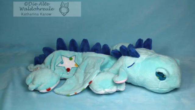 Fluffeltuch Drache Samu in eisblau mit Punkten