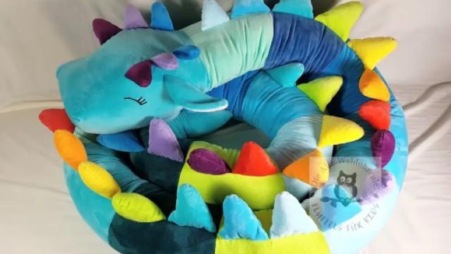 Bettschlange Drachenbaby zusammengerollt